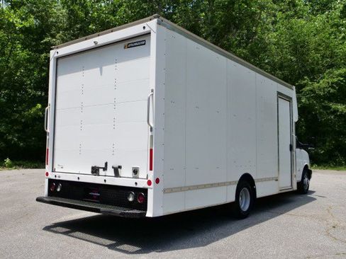 Used 2021 Chevrolet Express 4500 Extended w/ Power Convenience Package RWD image 17
