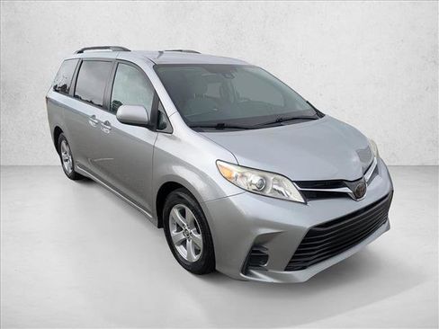 Used 2020 Toyota Sienna LE image 3