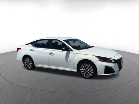 Used 2025 Nissan Altima 2.5 SV FWD image 2