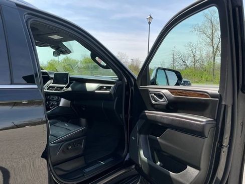 Used 2023 Chevrolet Suburban Premier image 18