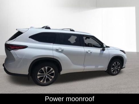 Used 2022 Toyota Highlander XLE AWD/4WD image 6