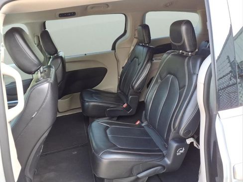 Used 2023 Chrysler Pacifica Touring-L FWD image 29