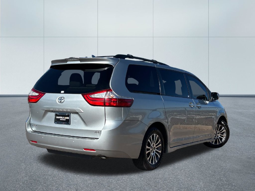 Used 2019 Toyota Sienna XLE Premium FWD image 2