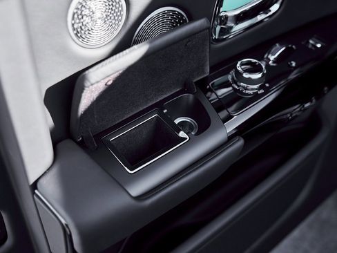 Used 2024 Rolls-Royce Phantom Sedan image 39