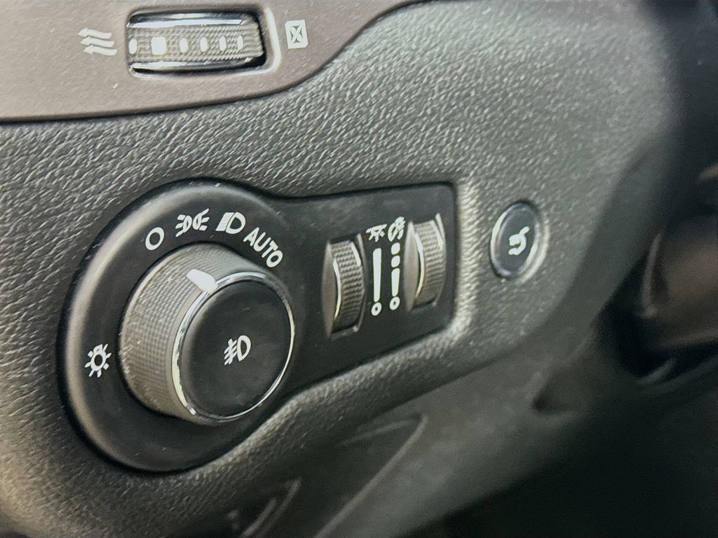 Used 2020 Jeep Cherokee Limited AWD/4WD image 12