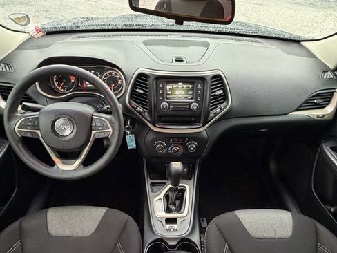 Used 2016 Jeep Cherokee Sport FWD image 13