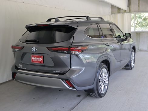 Used 2024 Toyota Highlander Platinum AWD/4WD image 7