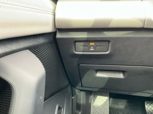 New 2025 Volkswagen Tiguan SE image 21