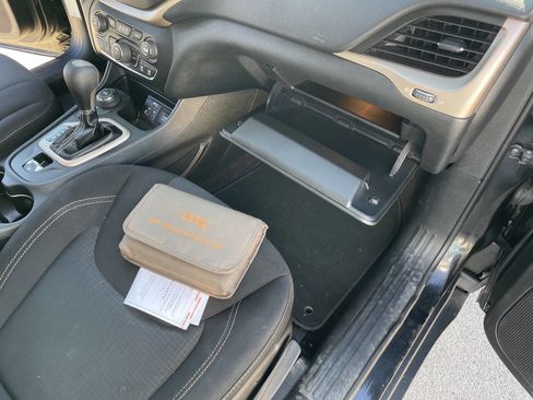 Used 2016 Jeep Cherokee Latitude image 32