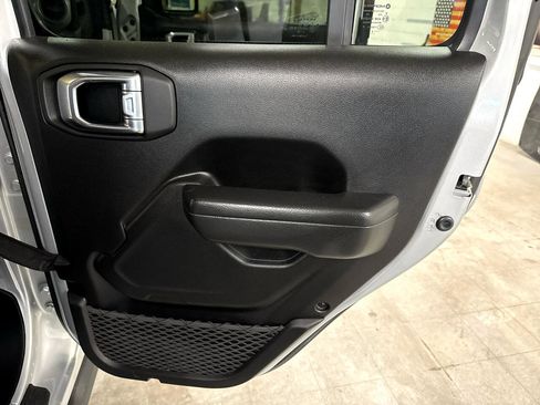 Used 2022 Jeep Gladiator Sport image 39