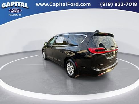 Used 2024 Chrysler Pacifica Touring-L image 6