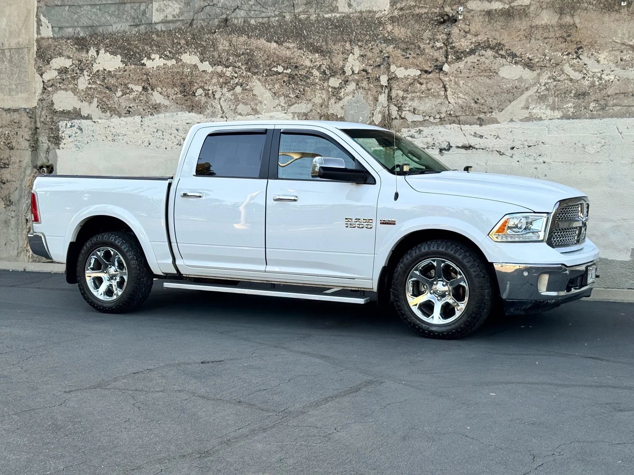 Used 2017 RAM 1500 Laramie w/ Convenience Group AWD/4WD image 6
