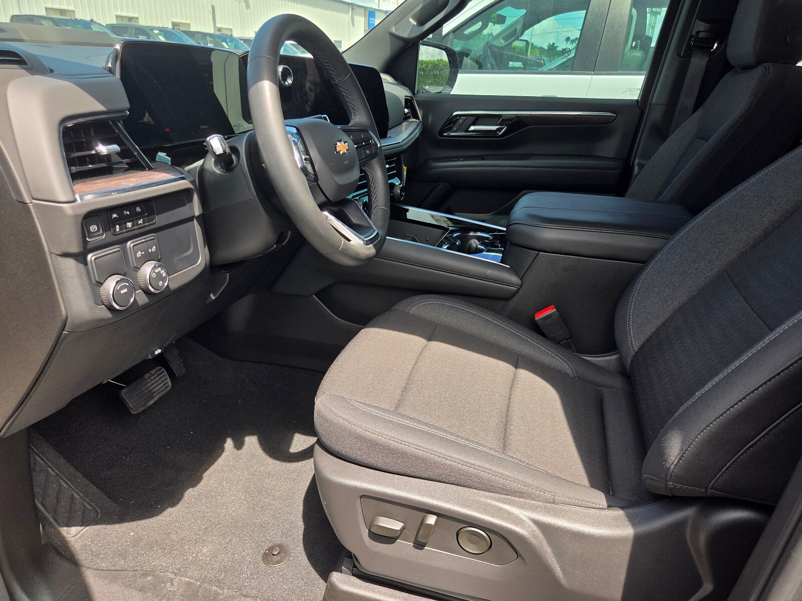 Used 2025 Chevrolet Tahoe LS RWD image 5
