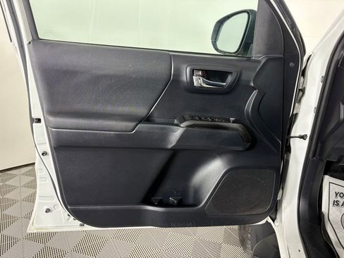 Used 2018 Toyota Tacoma TRD Sport AWD/4WD image 17