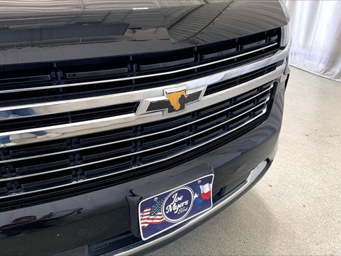 Used 2022 Chevrolet Suburban LT RWD image 7