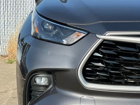 Used 2022 Toyota Highlander LE AWD/4WD image 16