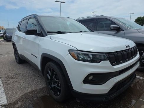 Used 2022 Jeep Compass Latitude FWD image 1