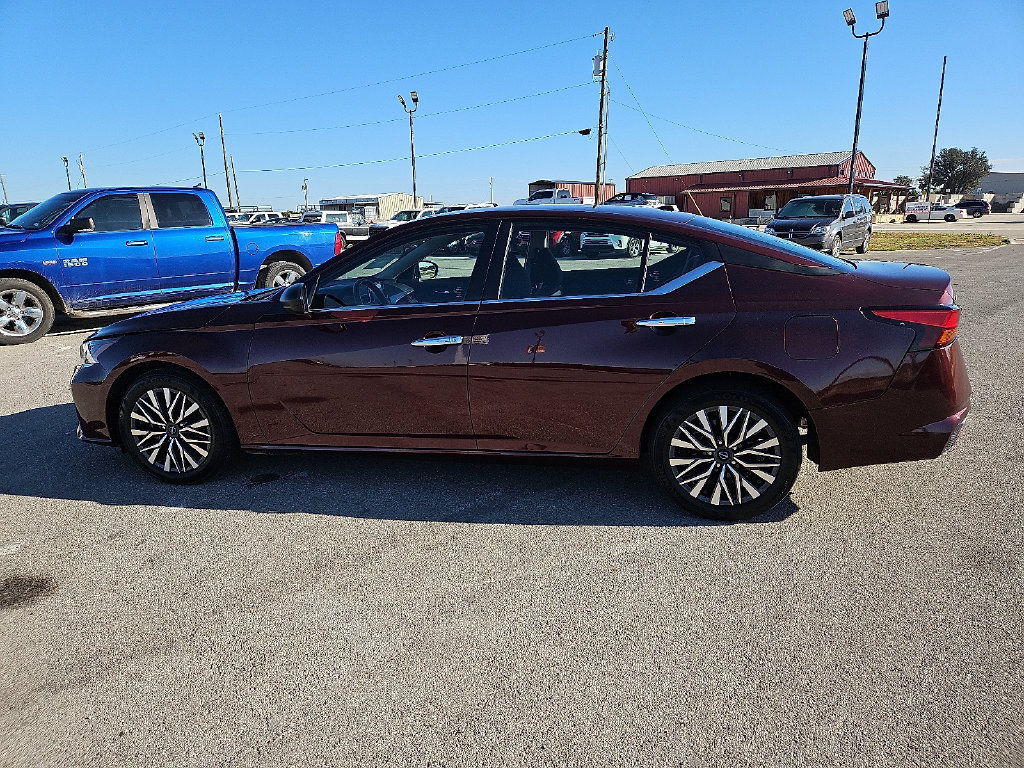 Used 2025 Nissan Altima 2.5 SV FWD image 3