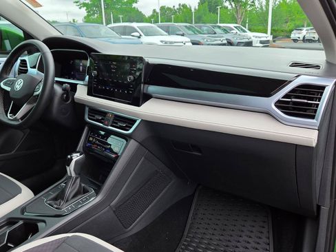 Certified 2025 Volkswagen Taos SE w/ Panoramic Sunroof Package FWD image 45