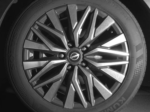Used 2025 Nissan Altima 2.5 SV FWD image 12