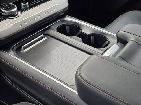 Used 2025 Ford Expedition Active image 9