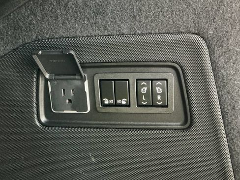 Used 2022 Cadillac Escalade Premium Luxury w/ Performance Package AWD/4WD image 32