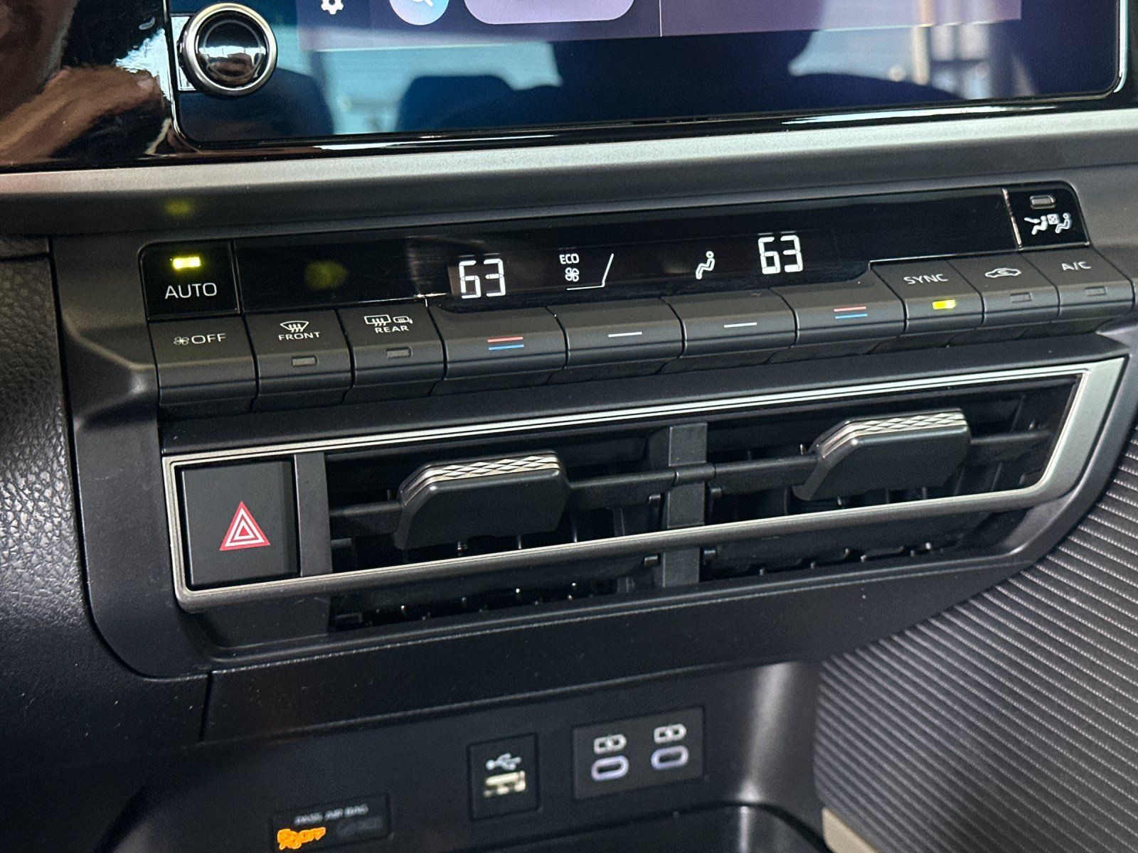 Used 2025 Toyota Camry SE w/ Convenience Package FWD image 18