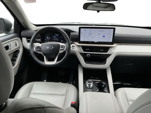 Used 2025 Ford Explorer Active w/ Active Comfort Package RWD image 14