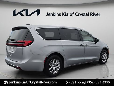 Used 2023 Chrysler Pacifica Touring-L FWD image 5