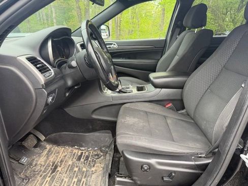 Used 2019 Jeep Grand Cherokee Laredo w/ Security & Convenience Group AWD/4WD image 18