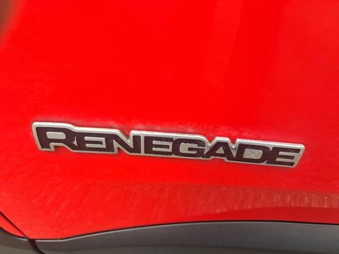 Used 2018 Jeep Renegade Latitude w/ Popular Equipment Group AWD/4WD image 8