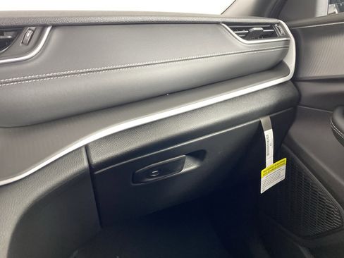 New 2025 Jeep Grand Cherokee Altitude image 37