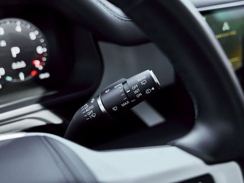 Used 2024 Land Rover Defender 110 SE image 69