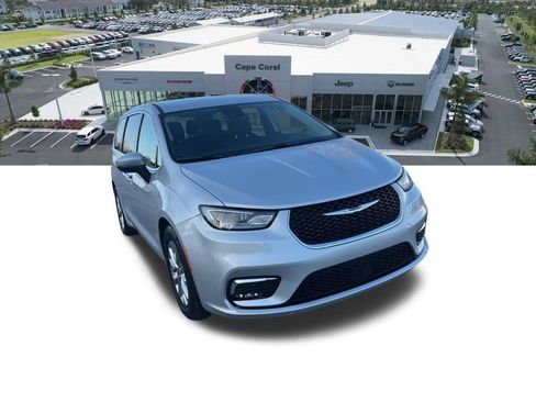 Used 2023 Chrysler Pacifica Touring-L image 9