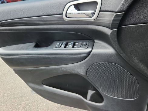 Used 2019 Jeep Grand Cherokee Altitude AWD/4WD image 9
