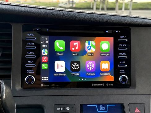 Used 2020 Toyota Sienna XLE w/ XLE Navigation Package FWD image 20
