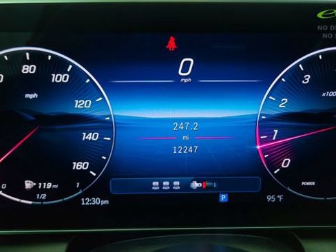 Used 2025 Mercedes-Benz GLC 300 4MATIC image 41
