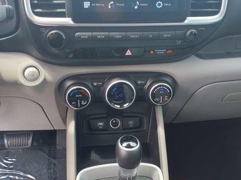 Certified 2025 Hyundai Venue SEL FWD image 32