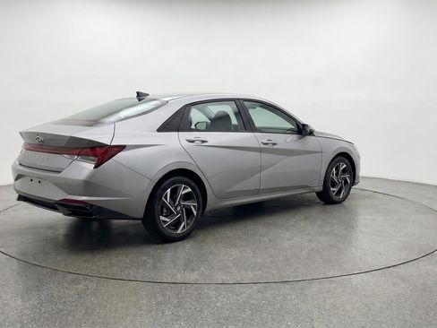 Used 2025 Hyundai Elantra SEL FWD image 9
