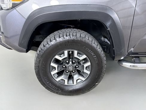 Certified 2018 Toyota Tacoma TRD Off-Road w/ Technology Package AWD/4WD image 31