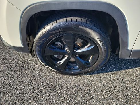 Used 2019 Jeep Cherokee Latitude Plus AWD/4WD image 5
