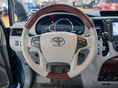 Used 2014 Toyota Sienna Limited image 37