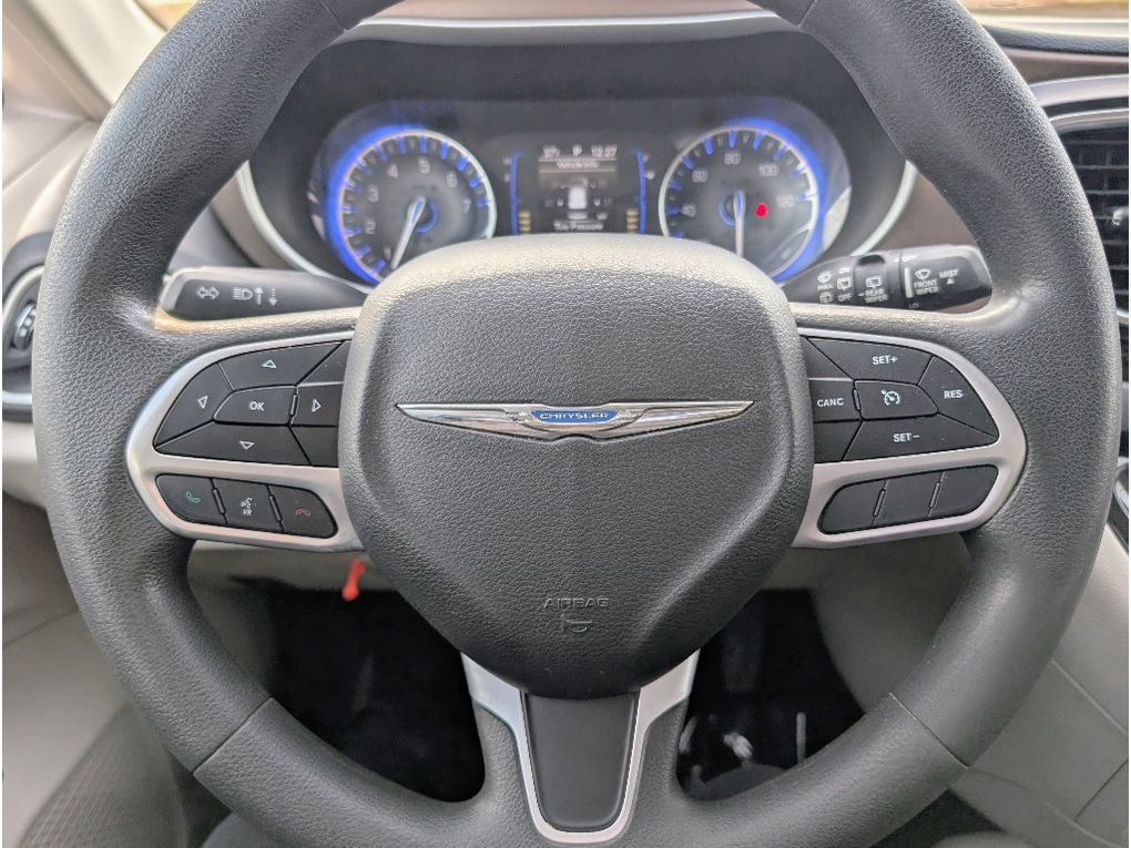 Used 2018 Chrysler Pacifica LX FWD image 19