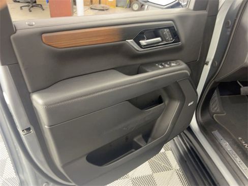 Used 2025 GMC Yukon Denali image 9