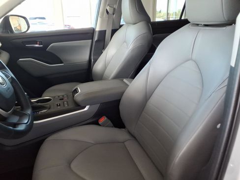 Used 2023 Toyota Highlander XLE AWD/4WD image 10