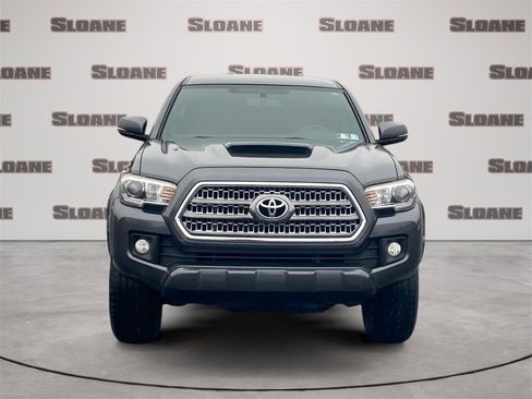 Used 2017 Toyota Tacoma TRD Sport w/ Tow Package (A/T) image 8