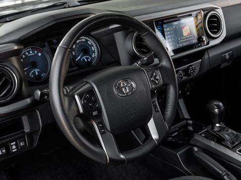 Used 2019 Toyota Tacoma TRD Sport w/ Technology Package image 4