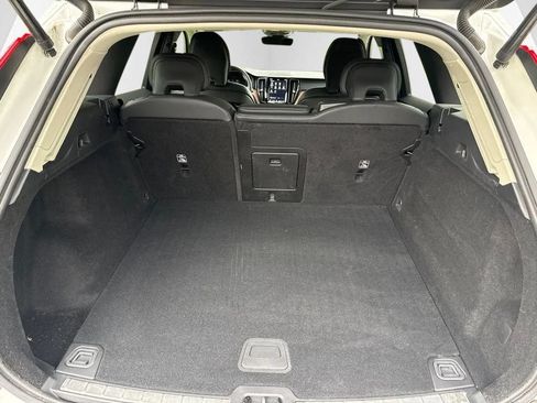 Used 2024 Volvo XC60 B5 Plus AWD/4WD image 9