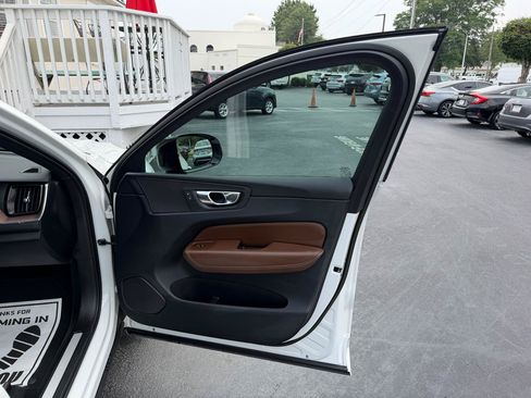 Used 2023 Volvo XC60 B5 Plus AWD/4WD image 17