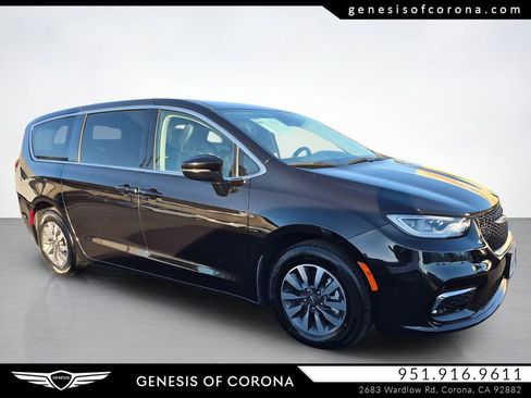 Used 2023 Chrysler Pacifica Touring-L image 1